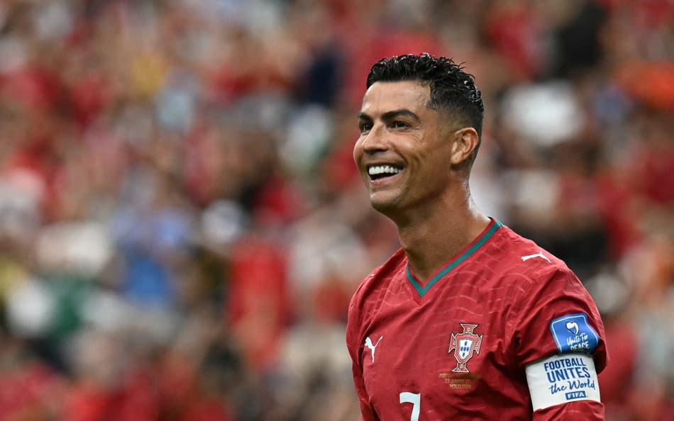 Cristiano Ronaldo sorrindo contra o Uzbequistão na Copa do Mundo