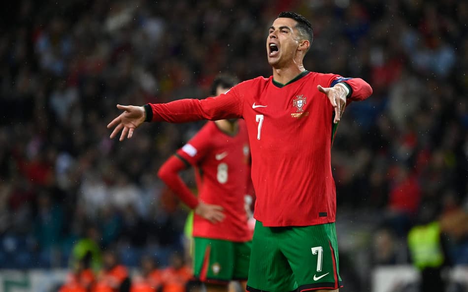 Cristiano Ronaldo reclama com a arbitragem em Portugal x Polônia (Foto: Miguel Riopa/AFP)