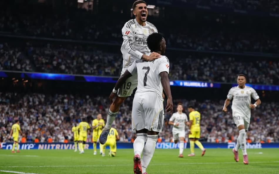 Dani Ceballos comemora com Vini Jr em partida do Real Madrid