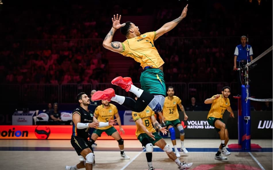 O oposto Darlan ataca durante a partida entre Brasil e Eslovênia na VNL