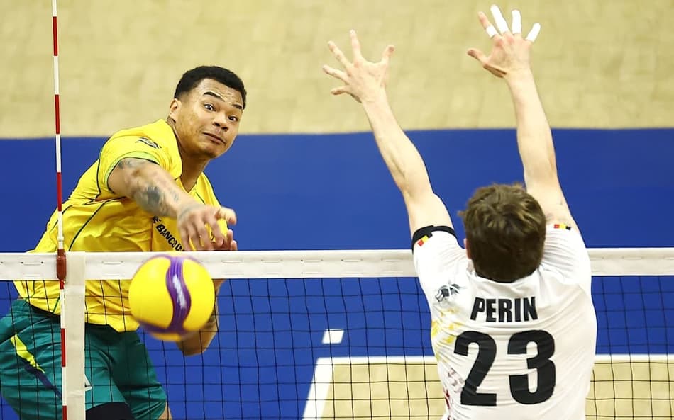 Darlan no ataque durante partida entre Brasil e Bélgica na Liga das Nações de Vôlei