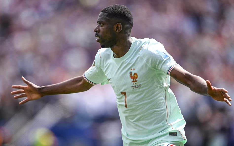 De braços abertos, Dembélé, com a camisa branca da França, comemora o gol que abriu o placar contra a Noruega pela Copa do Mundo