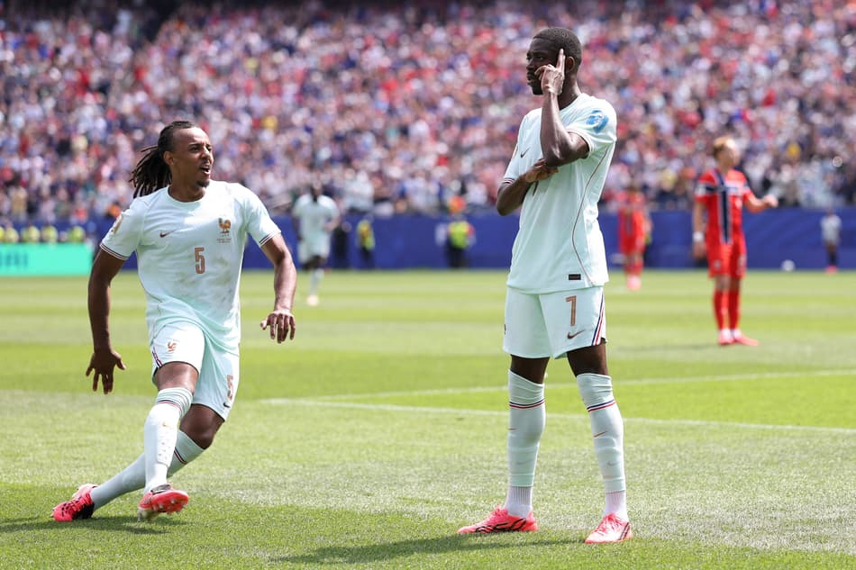 Dembélé, com a camisa branca da França, aponta para a própria cabeça na comemoração de um dos gols contra a Noruega