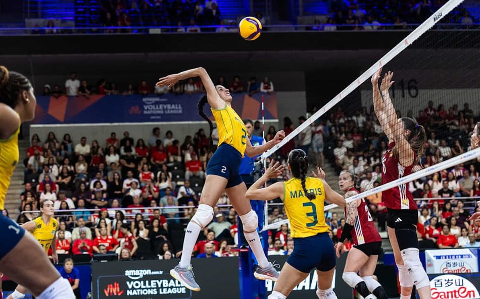 A central Diana ataca durante jogo entre Brasil e Alemanha na VNL