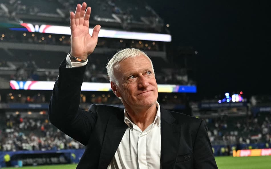 Técnico Didier Deschamps olha para cima e acena com a mão direita