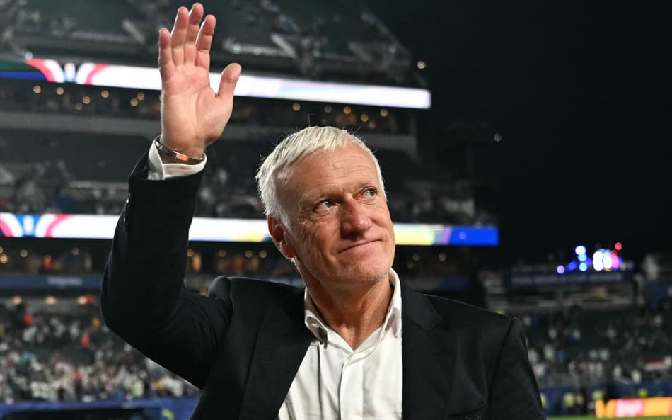 Técnico Didier Deschamps olha para cima e acena com a mão direita