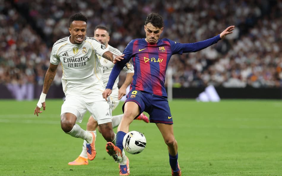 Militão e Pedri disputando a bola em Barcelona x Real Madrid, por La Liga (Foto: Oscar DEL POZO / AFP)