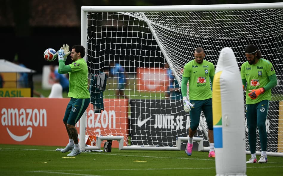 Ederson, Weverton e Alisson, goleiros da Seleção Brasileira na Copa do Mundo 2026 (Foto: Mauro PIMENTEL / AFP)