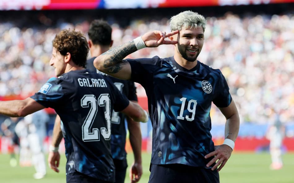 Enciso comemorando gol com a mão erguida sobre o rosto