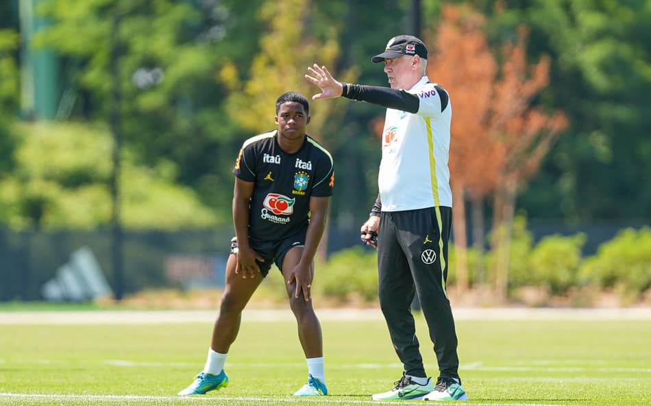 Ancelotti e Endrick durante treino da Seleção Brasileira
