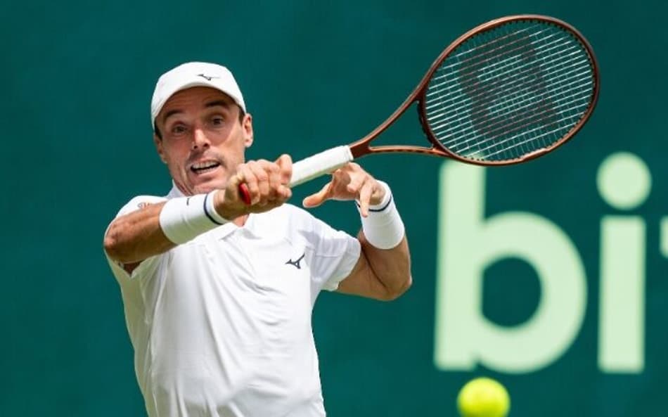 O espanhol Roberto Bautista Agut devolve a bola de direita