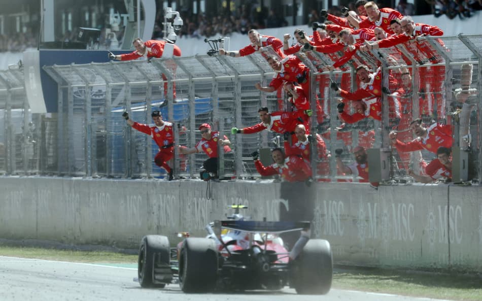 Lewis Hamilton, da Ferrari, vence GP de Barcelona na F1 2026 (Foto: Lluis GENE / AFP)
