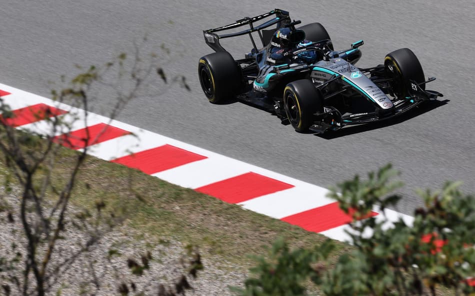George Russell em ação no GP de Barcelona na F1 2026 (Foto: Josep LAGO / AFP)