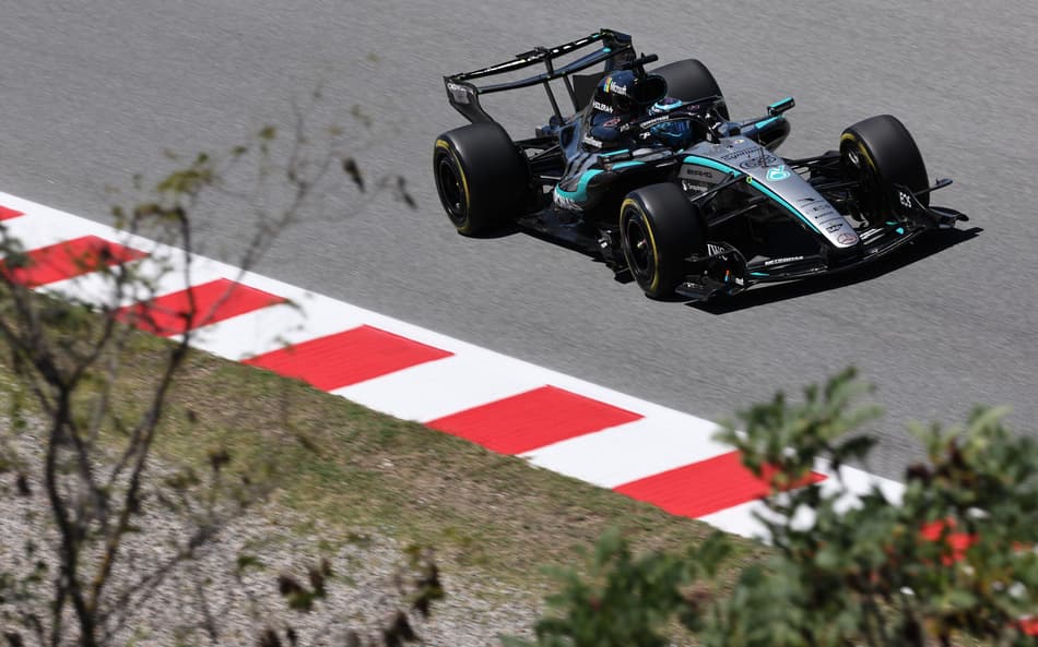 George Russell em ação no GP de Barcelona na F1 2026 (Foto: Josep LAGO / AFP)