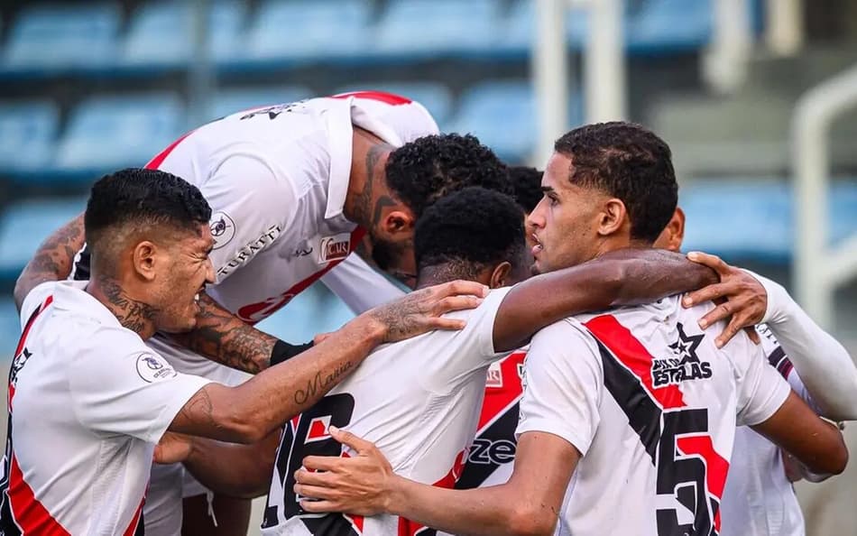 Jogadores do Ferroviário se abraçando