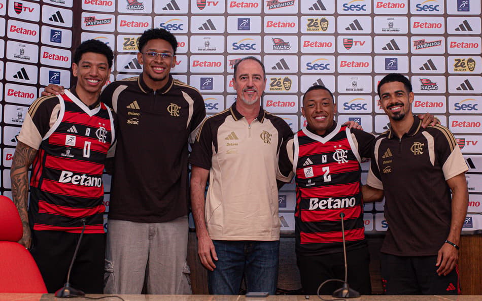 Didi Louzada, Ruan, Demétrius, Yago dos Santos e Alexey em apresentação do Flamengo (Foto: Paula Reis/CRF)