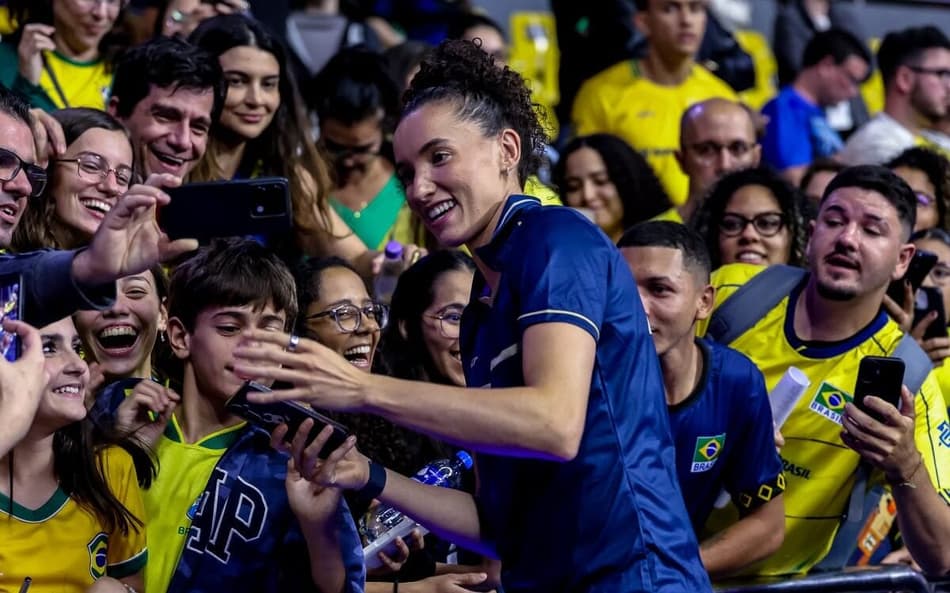 A capitã Gabi Guimarães atende os torcedores durante etapa de Brasília da VNL
