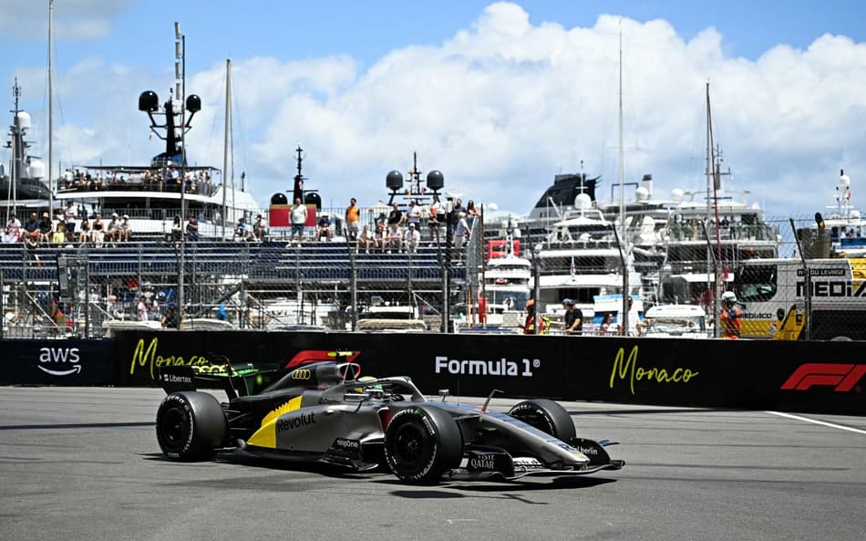 Gabriel Bortoleto em ação na classificação do GP de Mônaco na F1 2026 (Foto: Gabriel BOUYS / AFP)