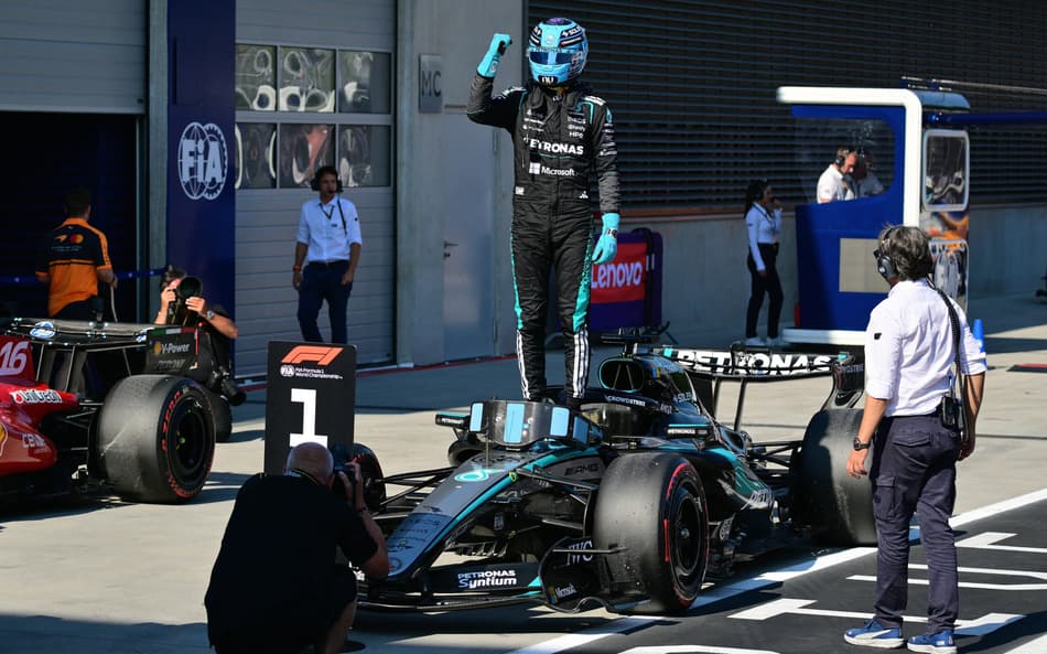 George Russell, em cima do carro, comemorando pole na Áustria pela F1 2026