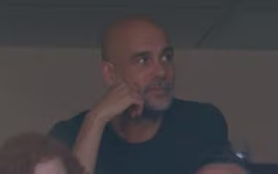 Guardiola acompanha Escócia x Marrocos — Foto: Reprodução / CazeTV