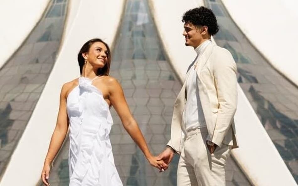 Gui Santos e a esposa, Júlia Lawrenz, fazem ensaio fotográfico do casamento em frente à Catedral de Brasília