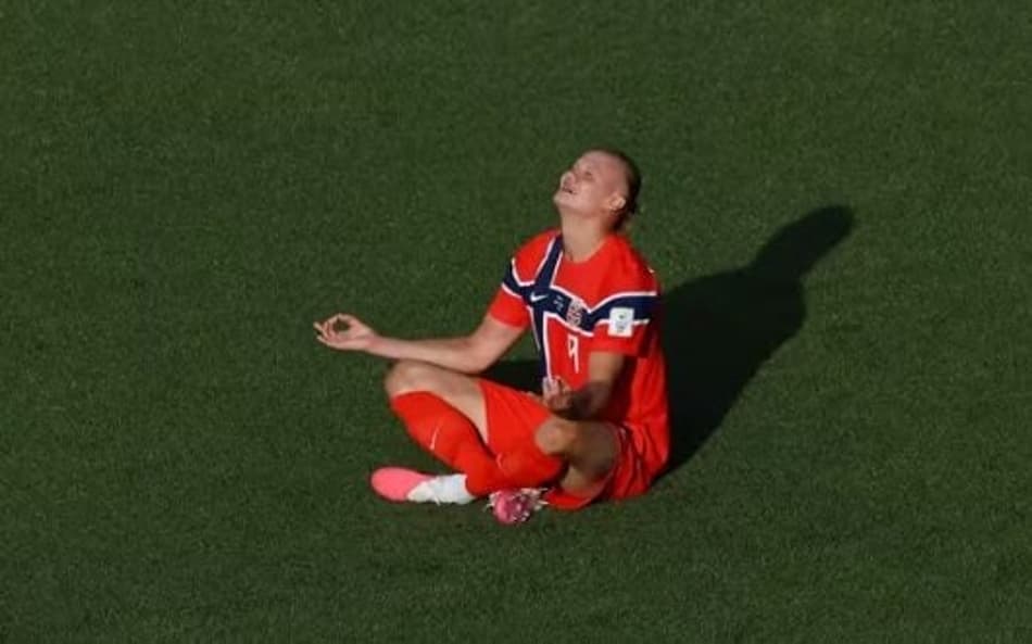 Haaland em momento de concentração antes de um dos jogos da Copa do mundo