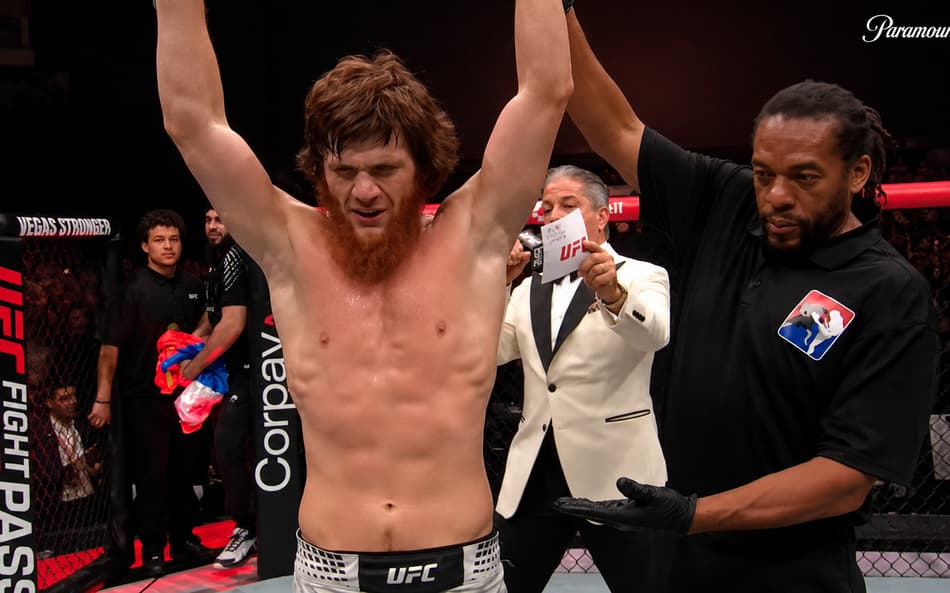 Herb Dean levanta o braço de Shara Magomedov no UFC Baku