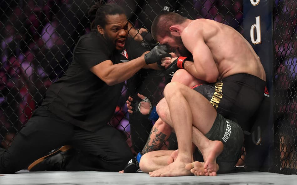 Herb Dean separa Khabib Nurmagomedov e Conor McGregor no UFC 229