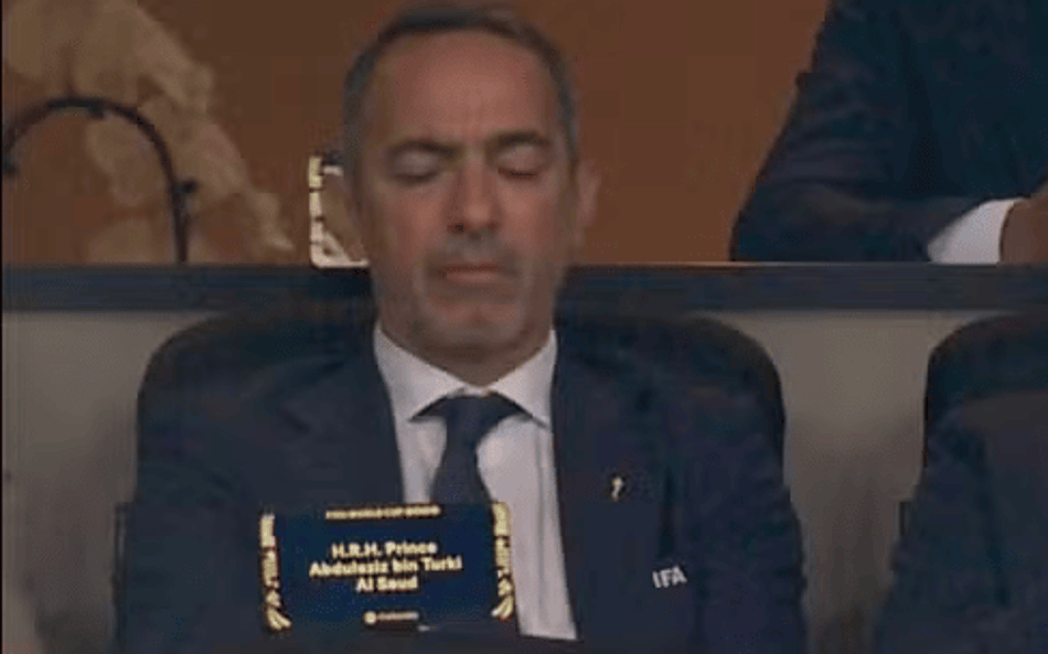 Youri Djorkaeff dormindo durante Espanha x Arábia Saudita. (Reprodução/internet)