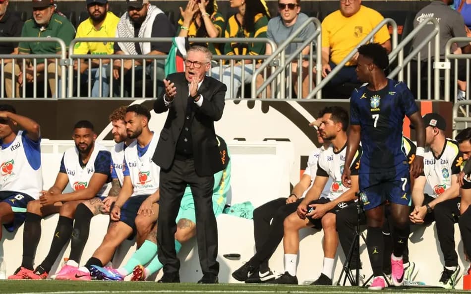 Ancelotti aplaude o time na beira do campo em Cleveland
