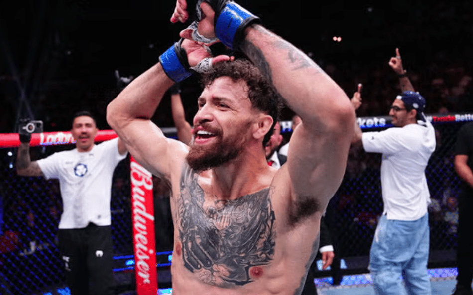 Mauricio Ruffy comemora a vitória sobre Rafael Fiziev no UFC 325 em janeiro de 2026. (Foto: Jeff Bottari/Zuffa LLC)