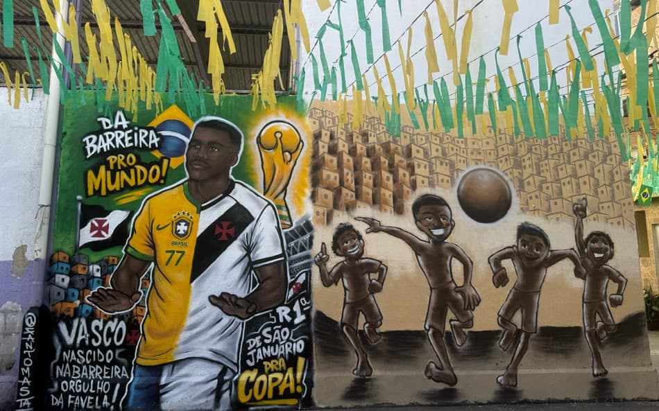 Mural de Rayan nas ruas coloridas de verde e amarelo (Foto: Fábia Anselmo/Lance!)