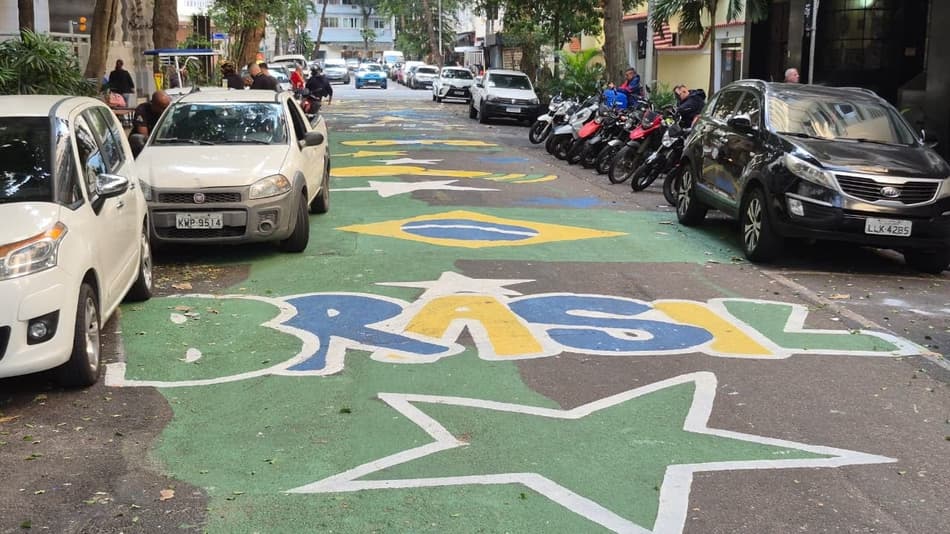 Bares se uniram a moradores e pintaram rua em Copacabana para a Copa do Mundo