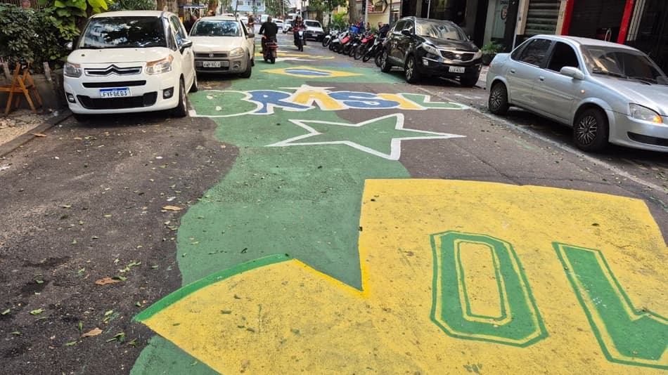 Bares se uniram a moradores e pintaram a Ronal de Carvalho, em Copacabana, para a Copa do Mundo (Foto: Leonardo Besa/Lance!)