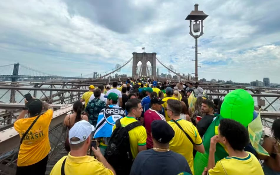 Torcida brasileira atravessou a Ponte do Brooklyn, em Nova York (Foto: Reprodução)