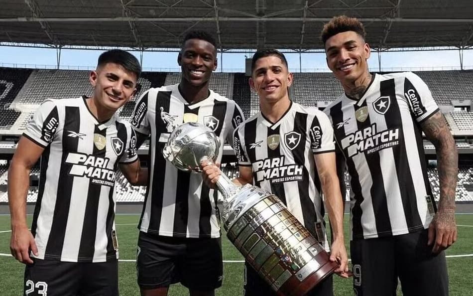 Thiago Almada, Luiz Henrique, Savarino e Igor Jesus foram campeões da Libertadores com o Botafogo