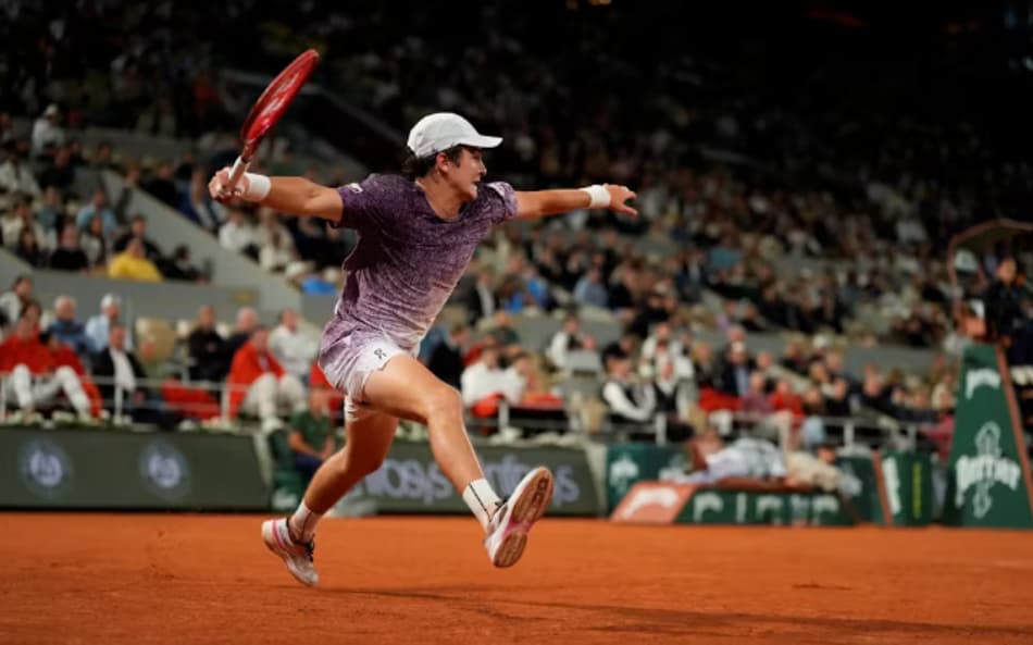 João Fonseca na vitória sobre o norueguês Casper Ruud em Roland Garros (Foto: Julien Crosnier / FFT)
