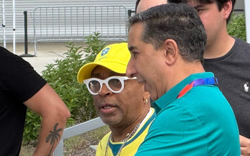 Spike Lee acompanha treino da Seleção nos EUA (Foto: Márcio Iannacca / Lance!)