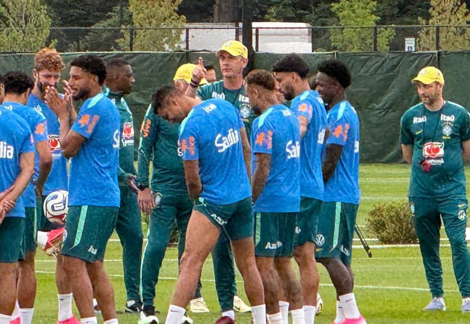 Ancelotti conversa com os jogadores da Seleção (Foto: Márcio Iannacca / Lance!)