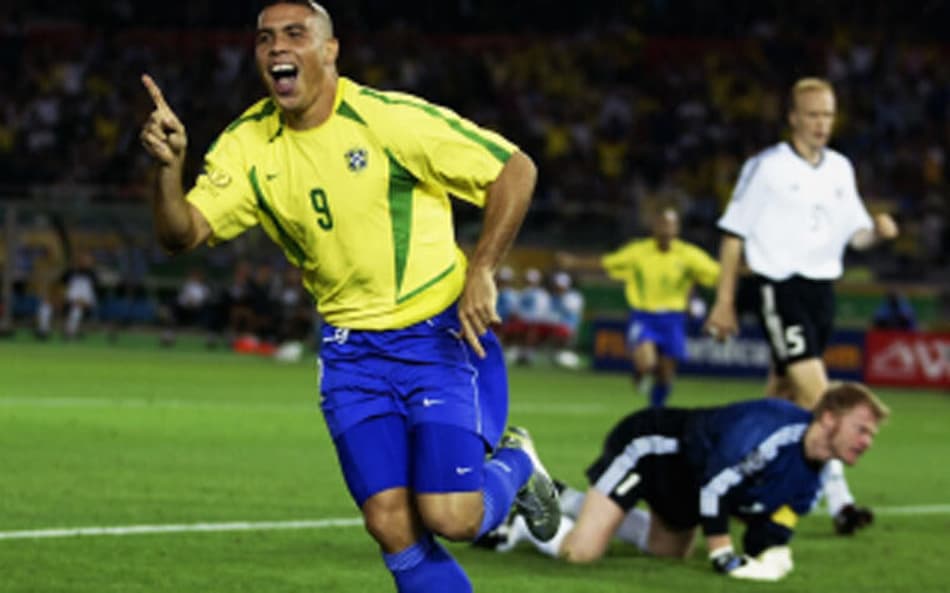 2002: Ronaldo x Khan