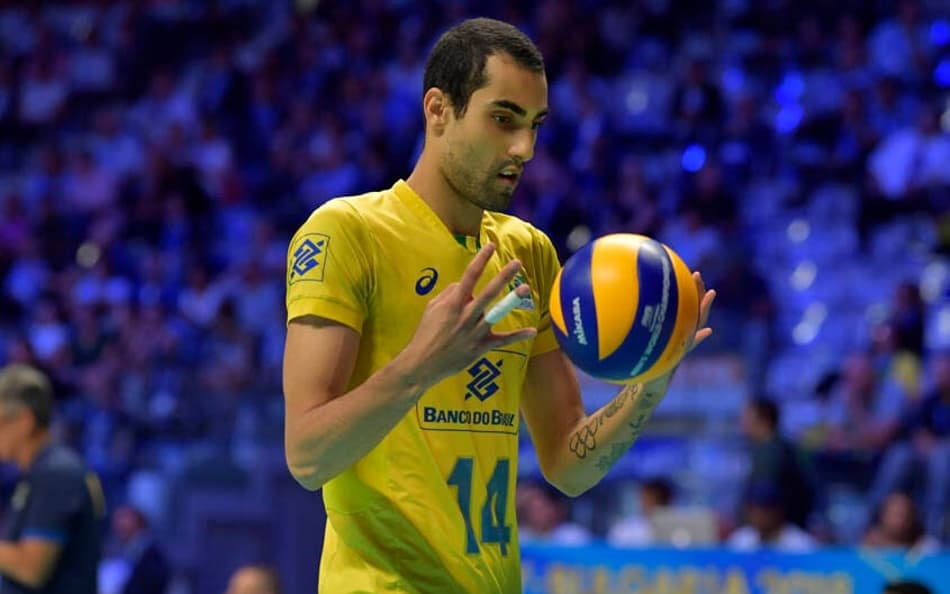 SOBE - O ponteiro Douglas Souza surpreendeu positivamente no Mundial e chegou à decisão como forte candidato ao prêmio de melhor jogador do torneio, caso o Brasil fosse campeão. Aos 23 anos, fez sua primeira temporada como titular da Seleção mostrou que pode ser peça-chave.