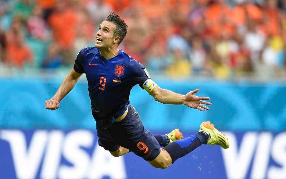 Gol de van Persie entrou para história do confronto entre Espanha e Holanda, na abertura da Copa do Mundo de 2014, no Brasil (Foto: Lluis Gene/AFP)