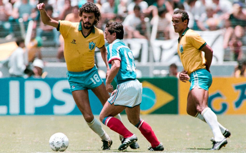 Francês Alain Giresse disputa bola com Sócrates e Elzo, durante o jogo das quartas de final da Copa do Mundo entre França e Brasil, em 1986 (Foto: AFP)
