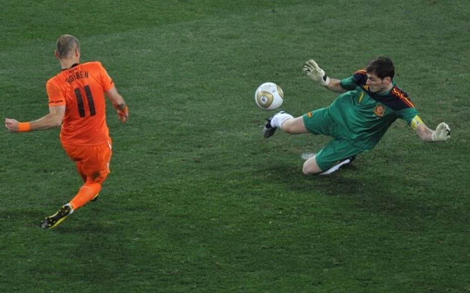 Casillas foi responsável por uma defesa decisiva na final da Copa do Mundo de 2010 pela Espanha (Foto: AFP)