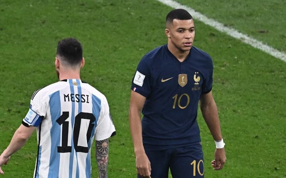 Mbappé e Messi na final da Copa do Mundo de 2022 (Foto: Jewel Samad/AFP)