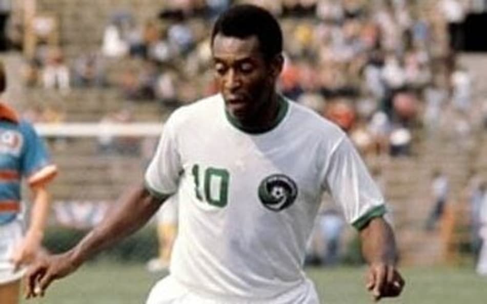 Pelé, com a camisa branca do New York Cosmos, conduz a bola