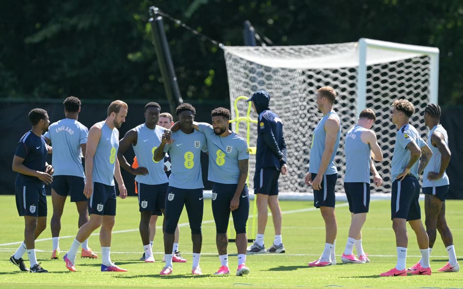 Treinamento da seleção da Inglaterra antes da estreia na Copa do Mundo, contra a Croácia (Foto: Juan MABROMATA / AFP)