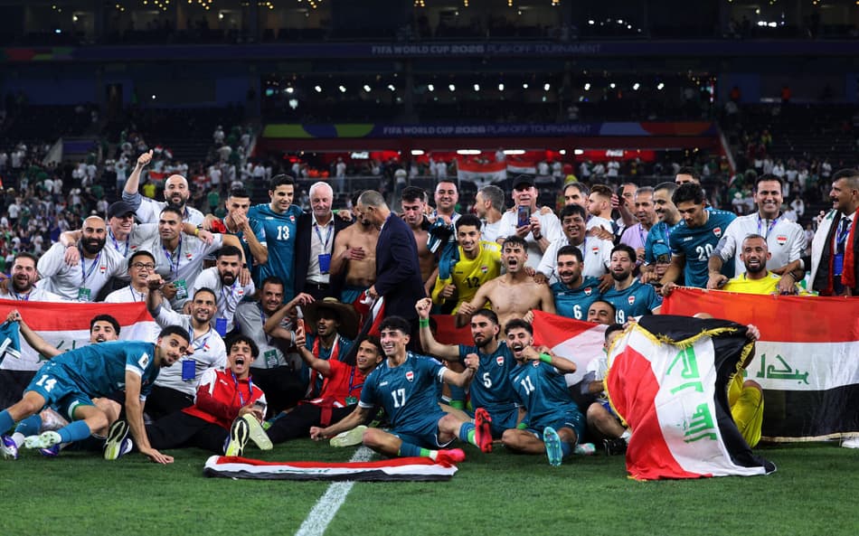 Jogadores do Iraque celebram vaga na Copa do Mundo (Foto: Julio Cesar AGUILAR / AFP)
