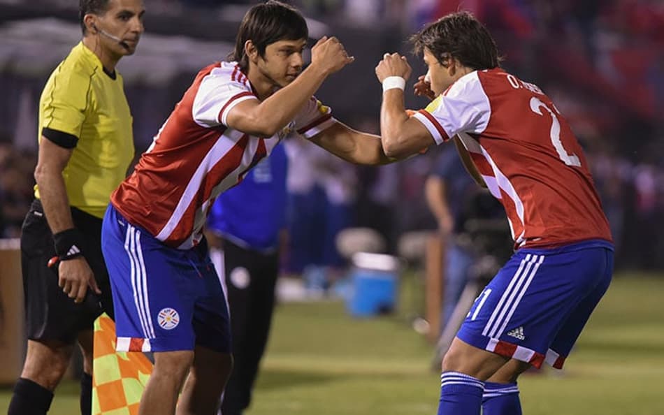 Irmãos Romero frente um ao outro comemorando um gol pela seleção do paraguai.