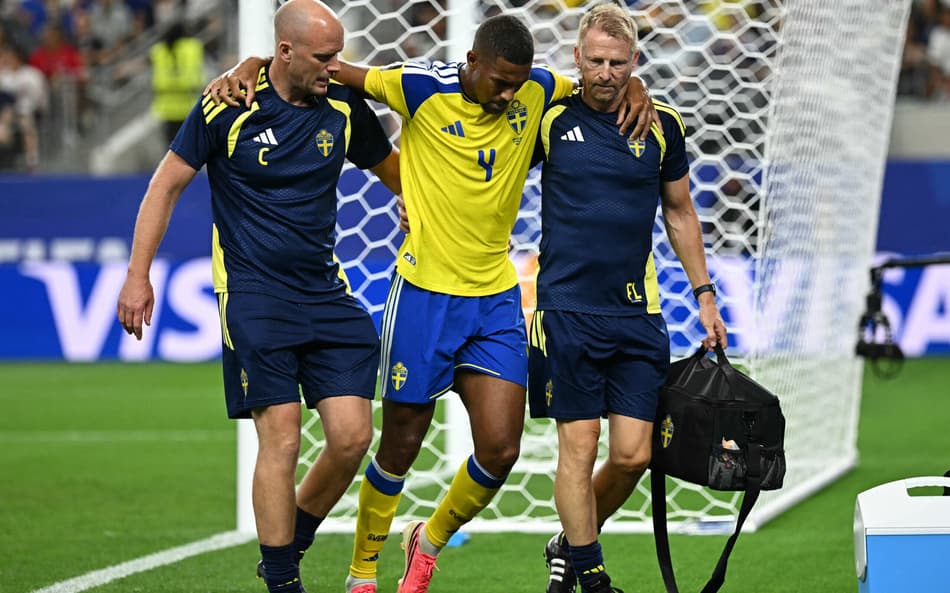 Isak Hien sai de campo carregado pelos médicos da Suécia na partida contra o Japão na Copa do Mundo